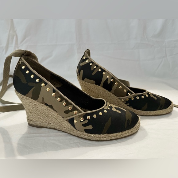 Kathy Van Zeeland camo with gold accent shoes in size 10 - Picture 7 of 7